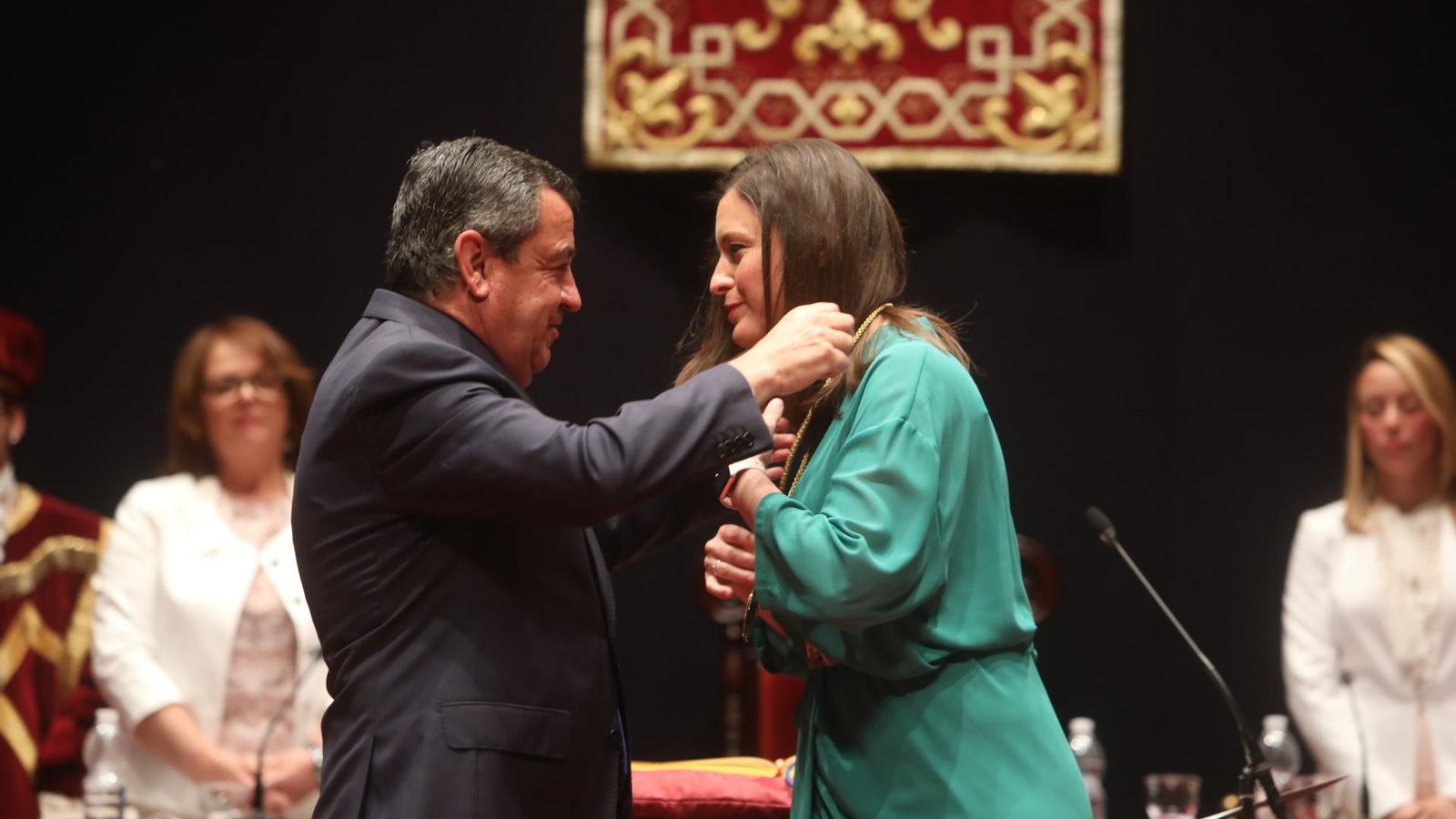 Patricia Cavada recibe la medalla acreditativa y el bastón de mando de manos de José Loaiza. Patricia Cavada recibe la medalla acreditativa y el bastón de mando de manos de José Loaiza.
