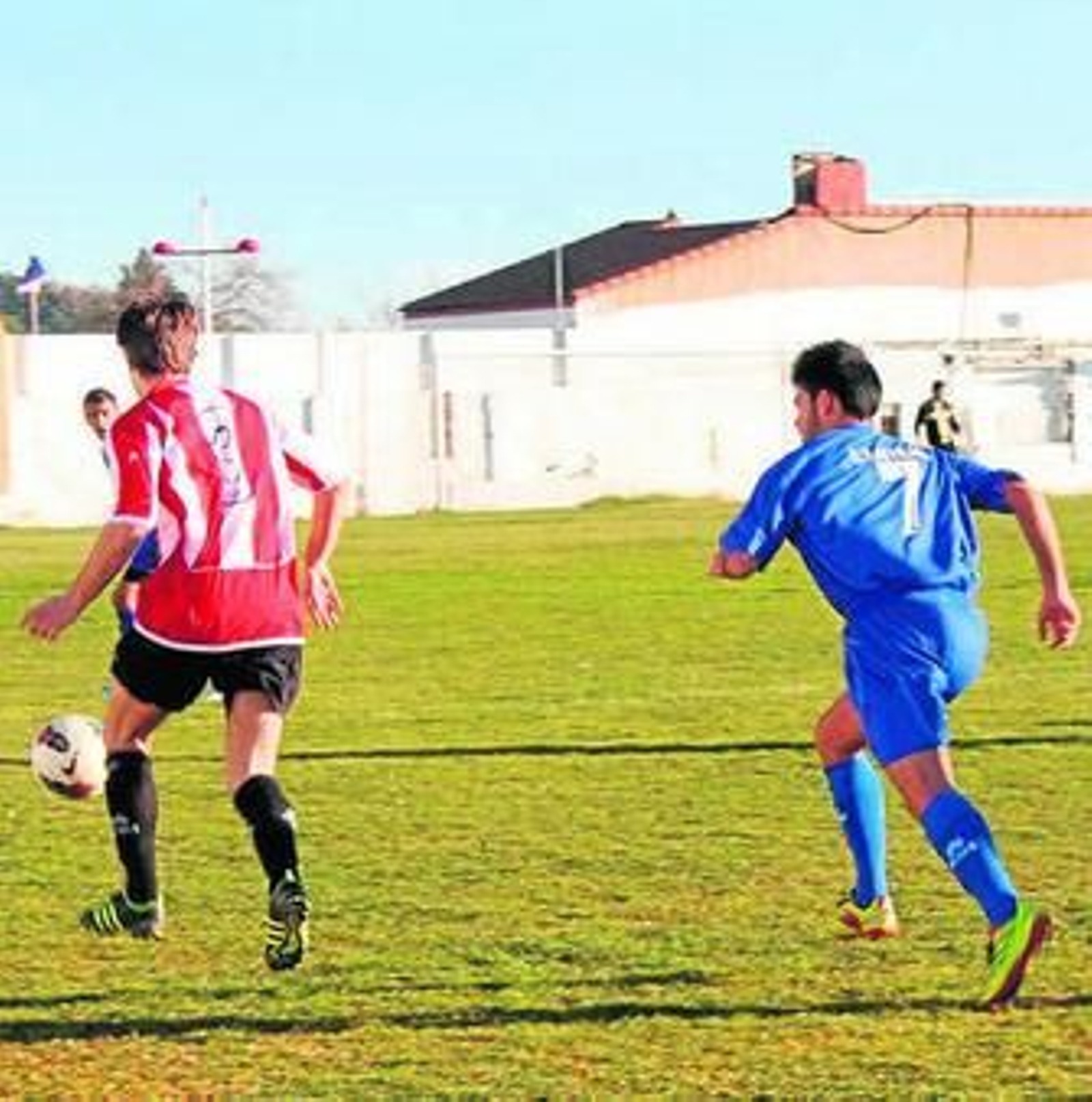 El delantero visitante Kike juega el balón acosado por Lako.