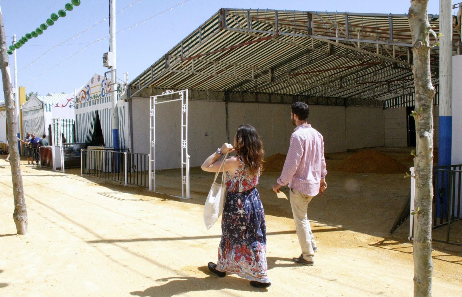 Aspecto que presentaba ayer la caseta que ocupará Jerez en el recinto ferial de El Puerto, con la estructura completamente 'pelada'.