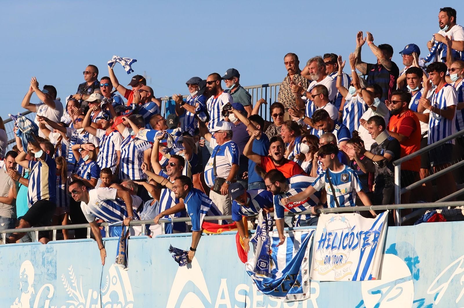 Los aficionados del Recreativo durante el encuentro ante el Ciudad de Lucena