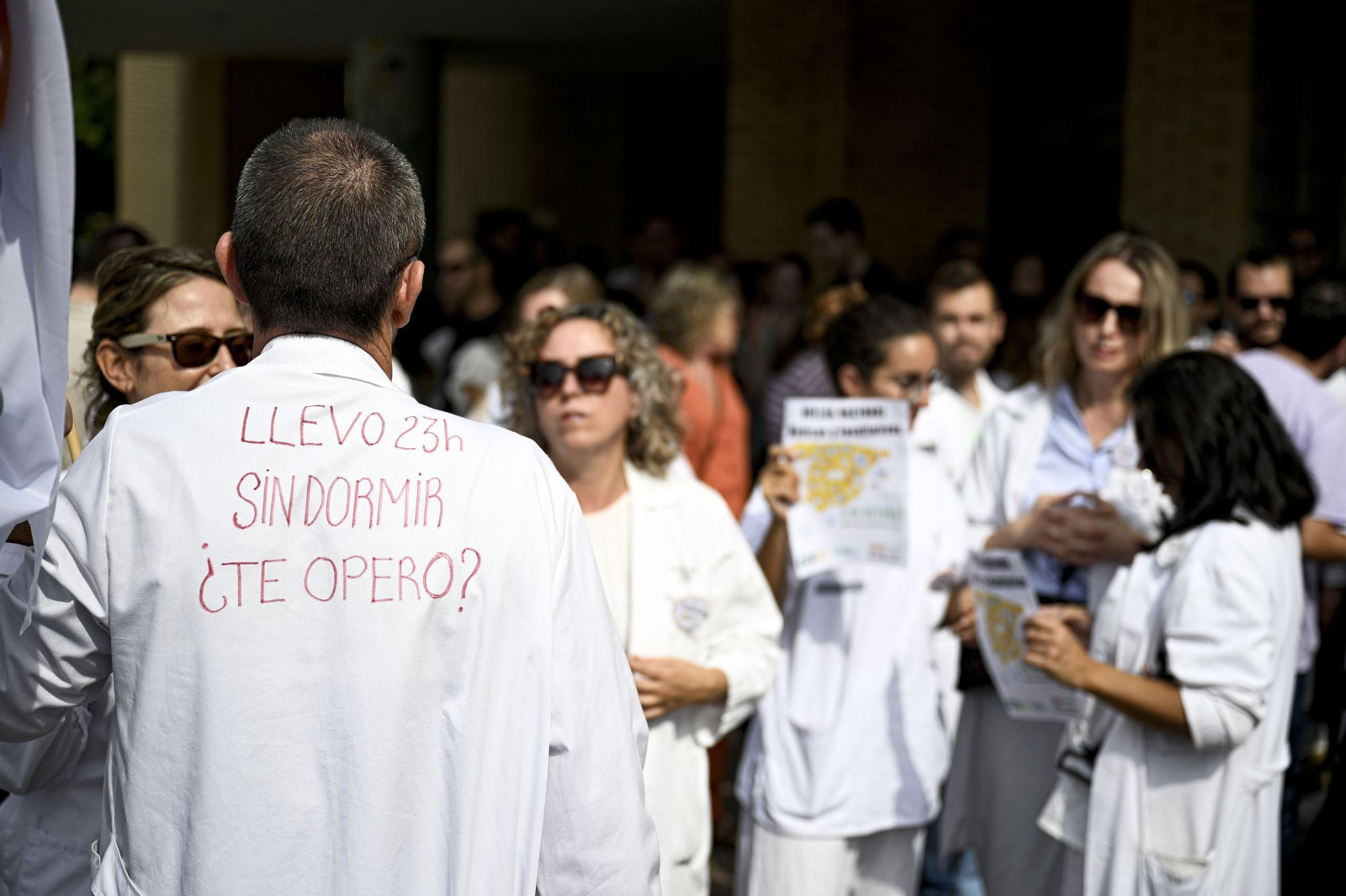 Imagen de archivo de un médico en una concentración contra el borrador del Estatuto Marco.