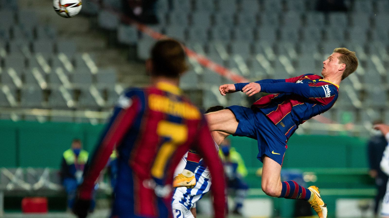 De Jong se suspende para marcar el primero del partido