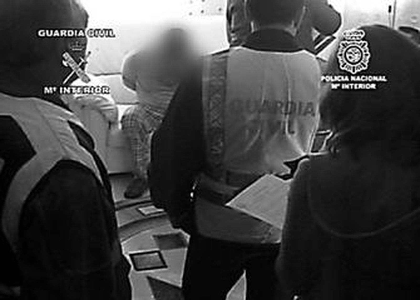 La Guardia Civil irrumpe en el domicilio de uno de los detenidos acusado de robo.