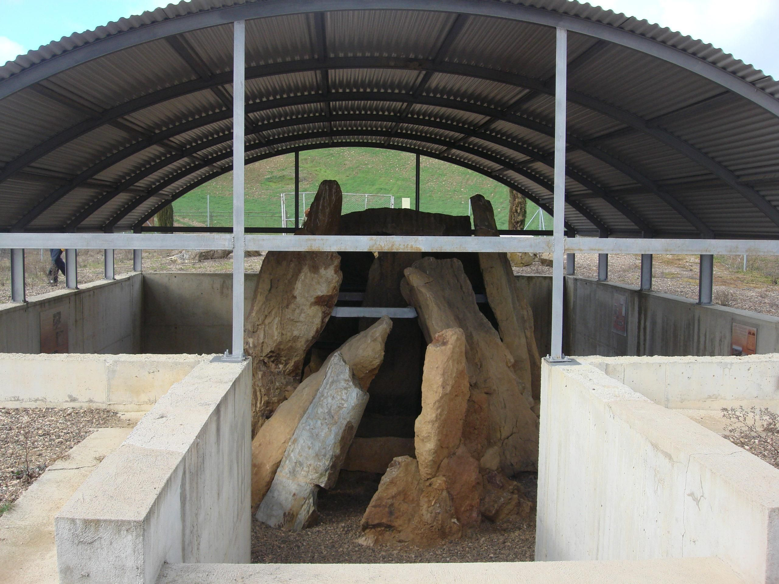Vista exterior del Dolmen de Casas de Don Pedro en Belmez