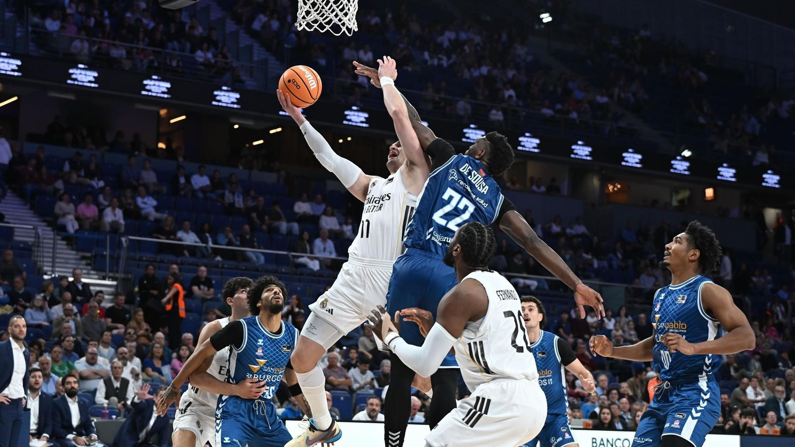 Nzosa, esta temporada ante el Real Madrid.