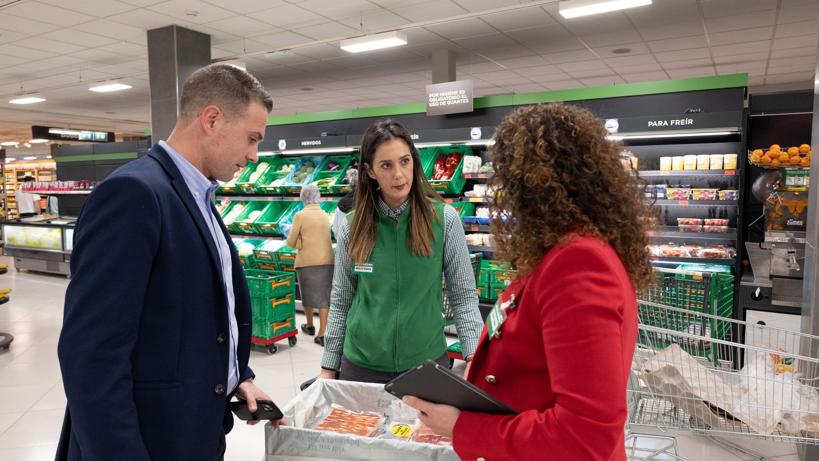 Responsables de la tienda de Mercadona en Almonte
