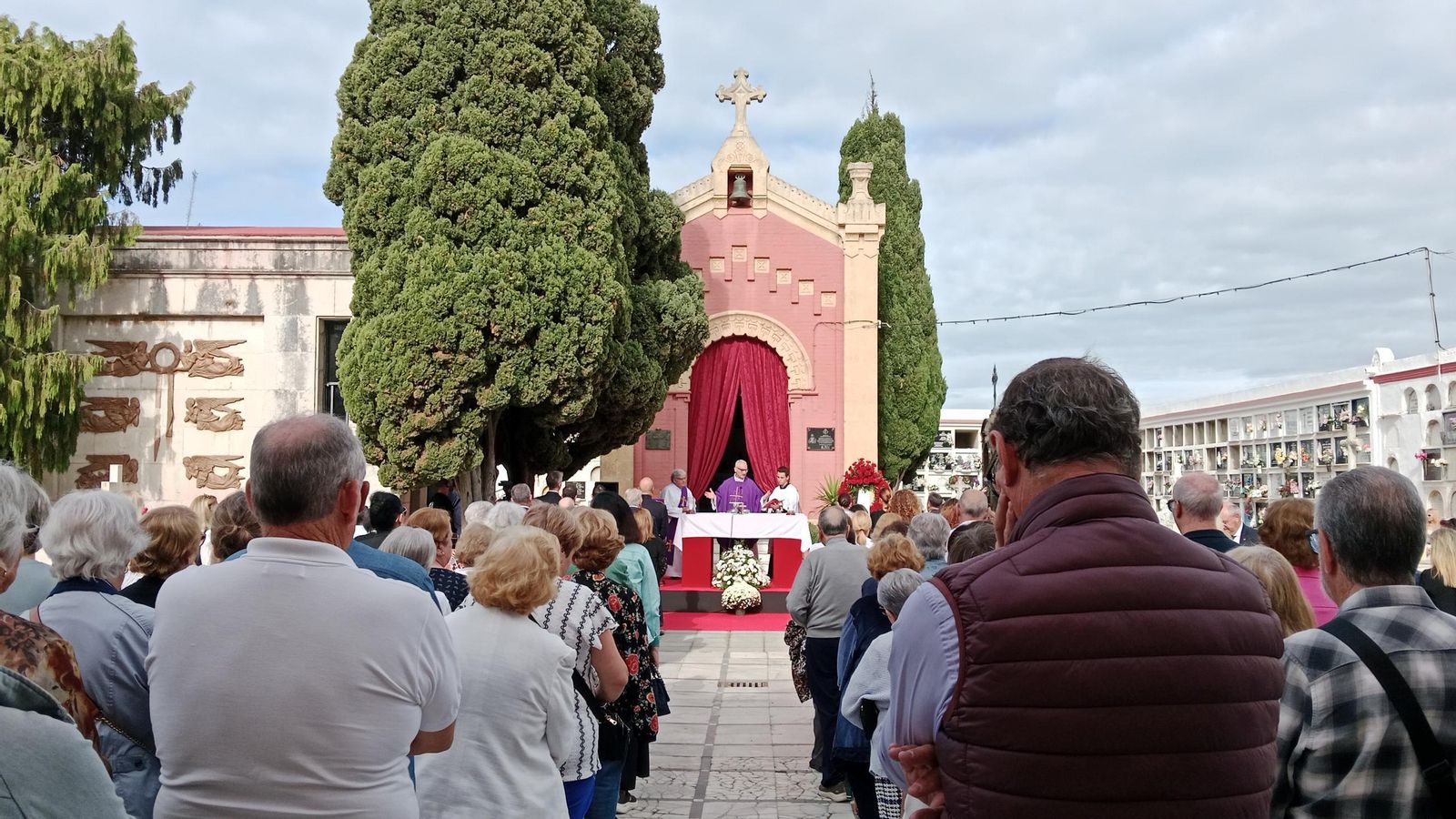 Misa celebrada en el cementerio municipal con motivo del Día de los Difuntos, en San Fernando