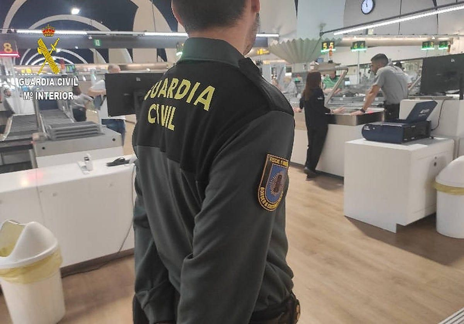 Un guardia civil en el aeropuerto de Sevilla.