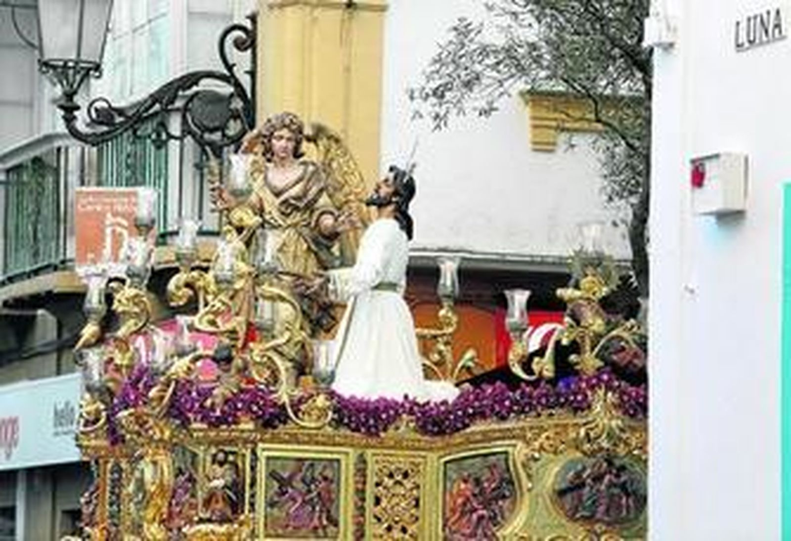 El paso de Nuestro Señor Jesucristo en el Huerto, luciendo su nueva túnica de color hueso ayer a su paso por la calle Luna.