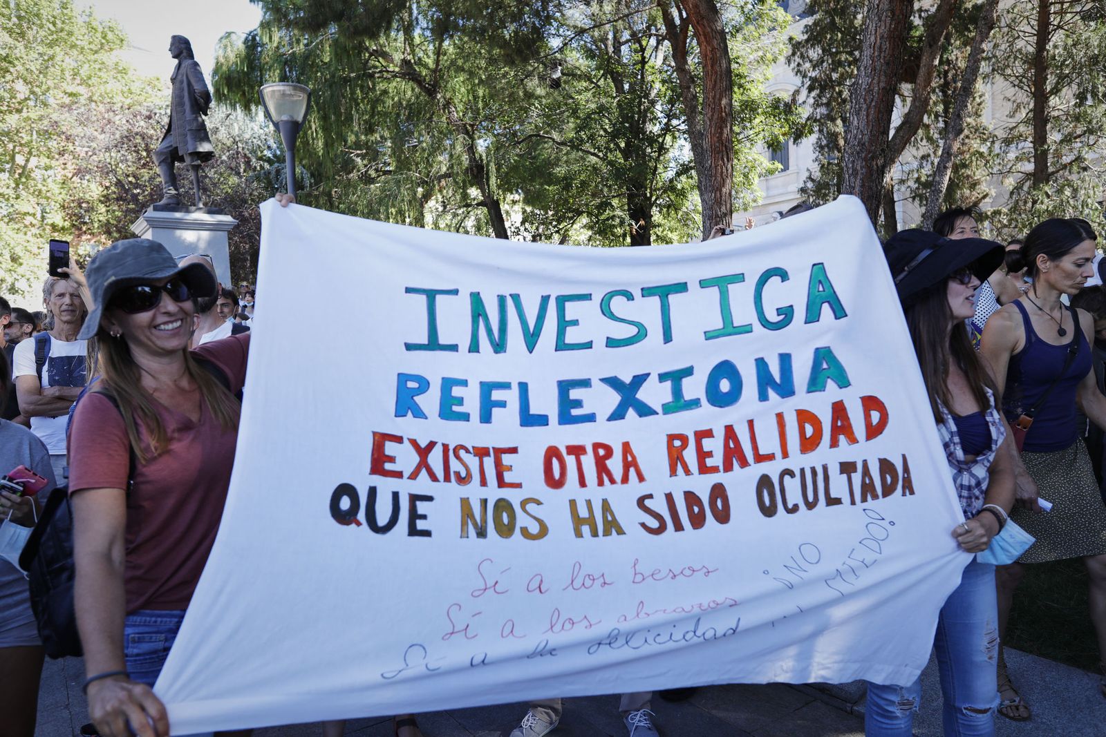 Manifestantes sostienen una pancarta en la concentración de este domingo en Colón.