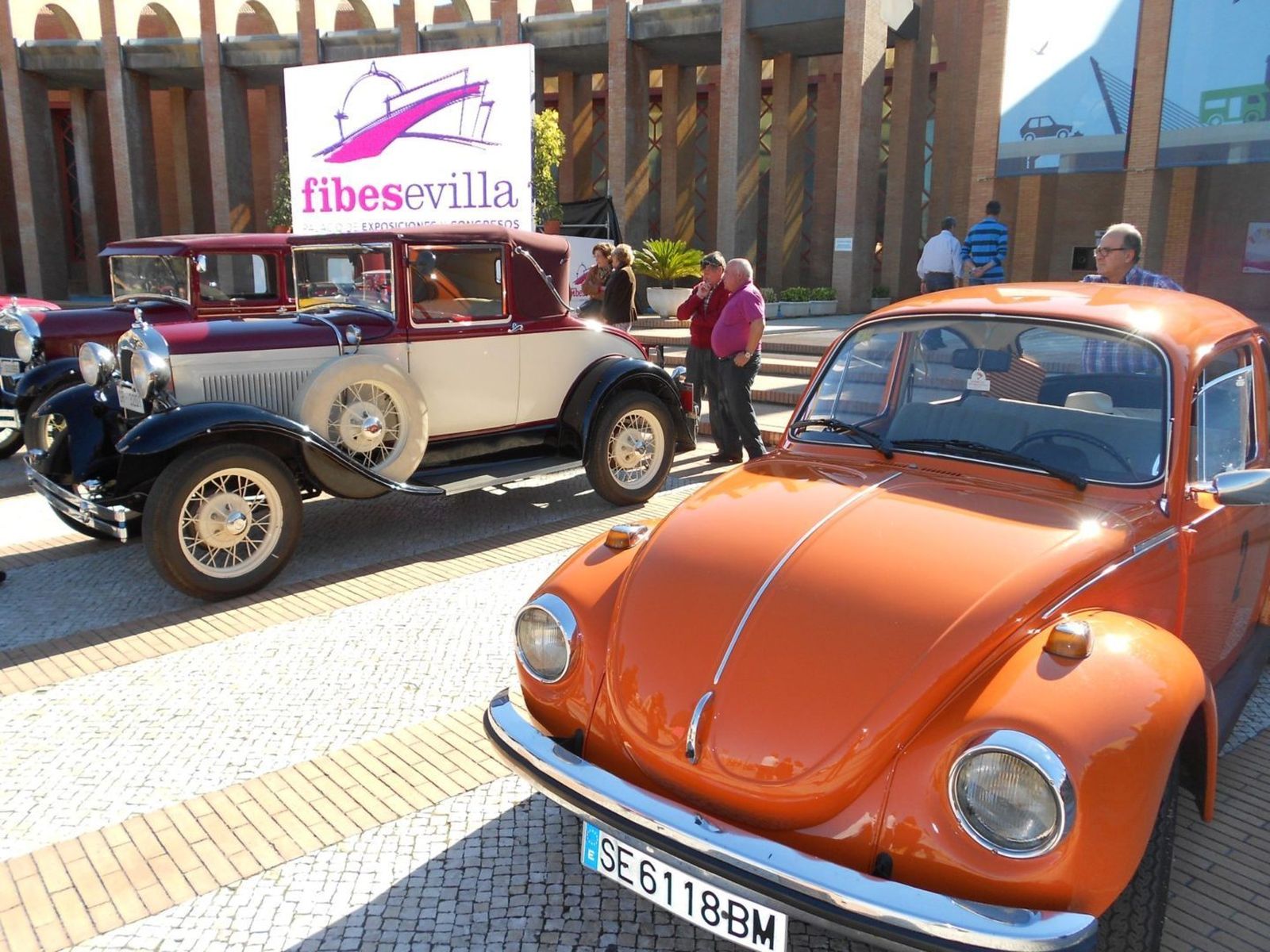 Concentración de coches antiguos en el Palacio de Exposiciones y Congresos.