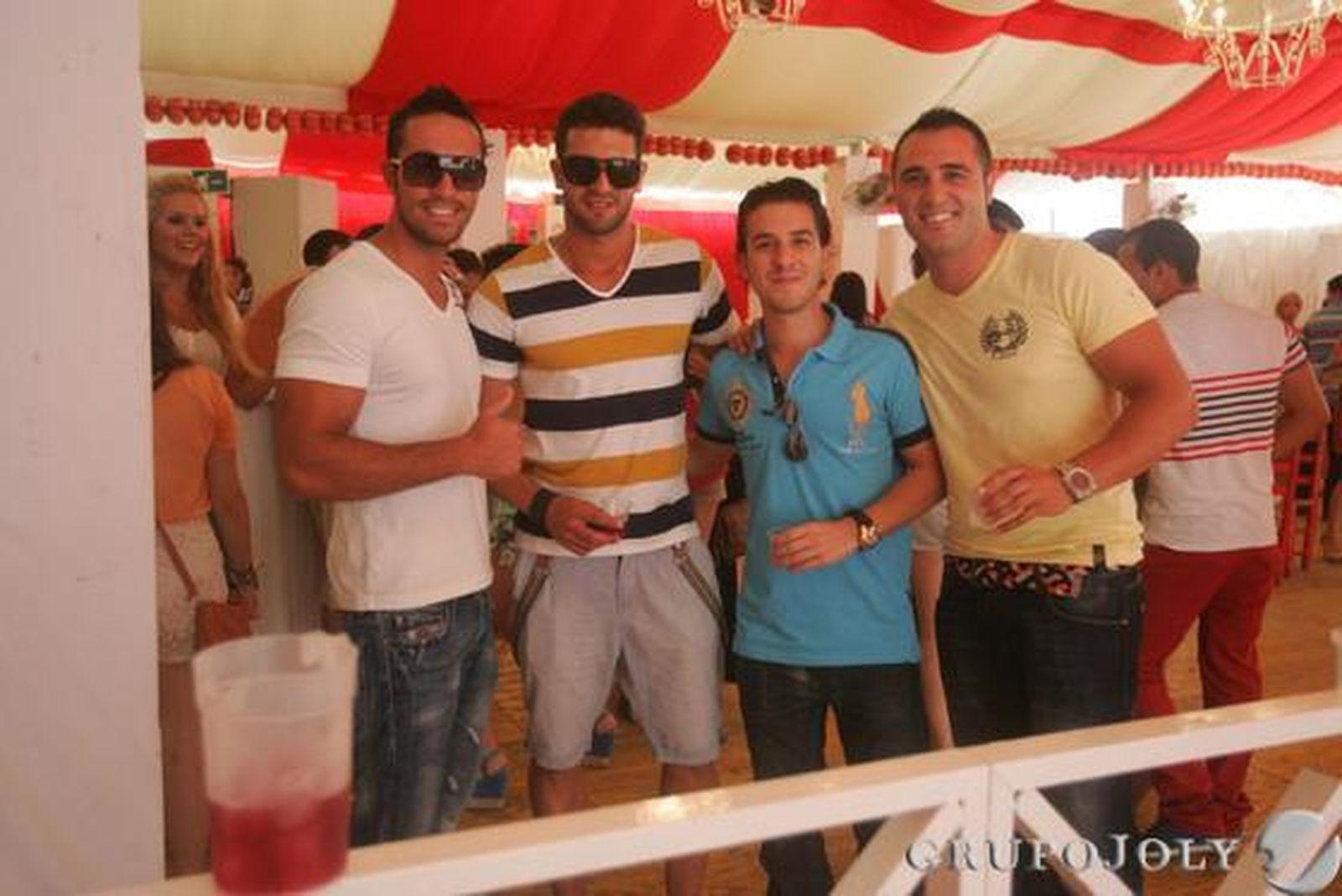 Los algecireños disfrutan de su último día de feria y se reúnen en el Real para contemplar el montaje pirotécnico con el que acaba la fiesta./J.M. Quiñones

Foto: J.M. Quinones