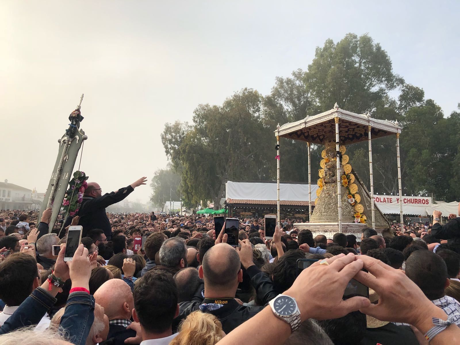 La Virgen del Rocío se postró por 33ª vez ante el Simpecado de Almería
