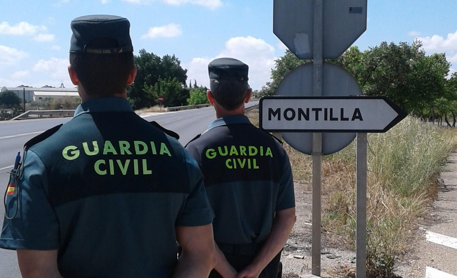 Una patrulla de la Guardia Civil, en uno de los accesos a Montilla.