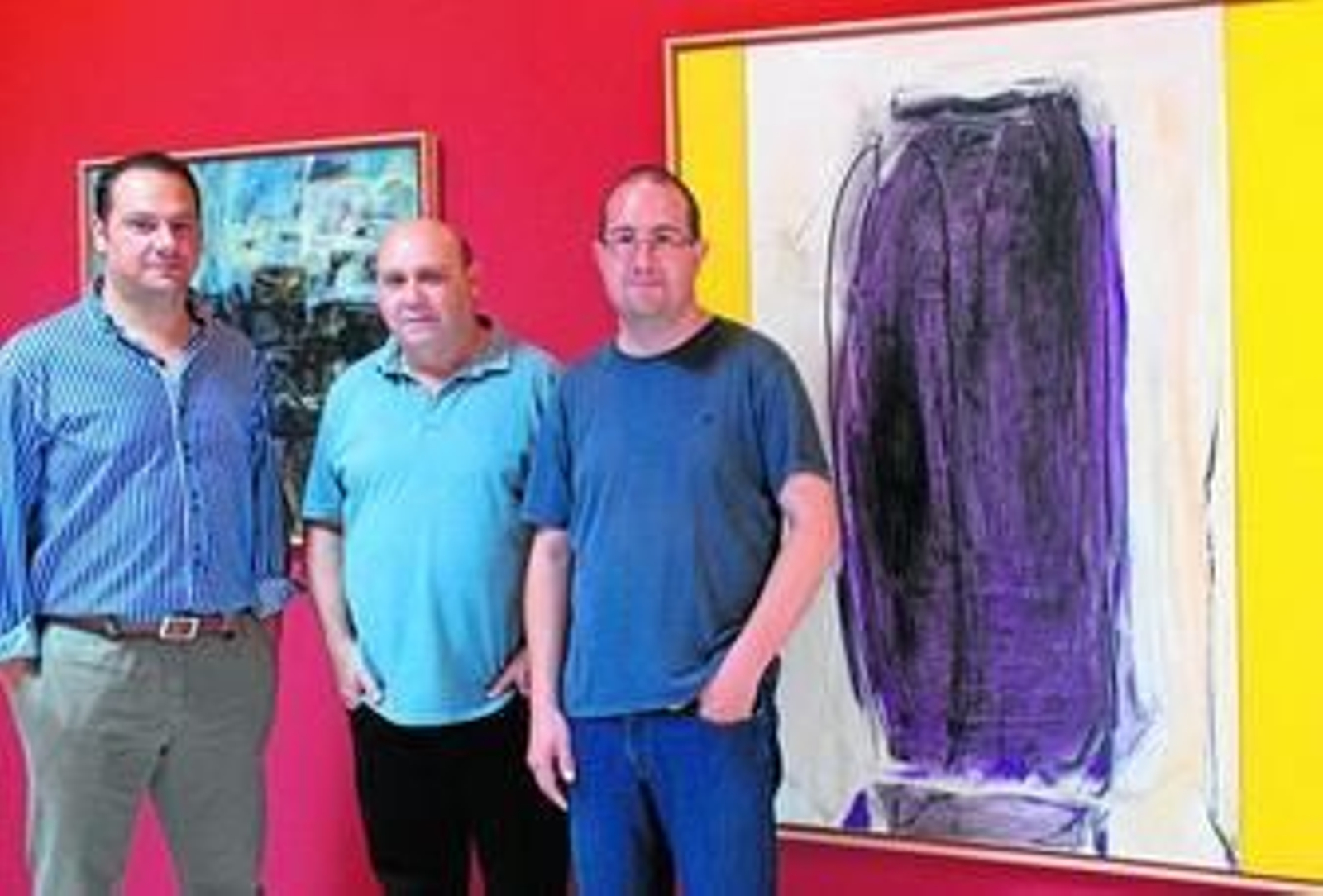 Pepe Bernal con una de sus obras entre Juan Manuel Martín Robles y Andrés García Ibáñez.