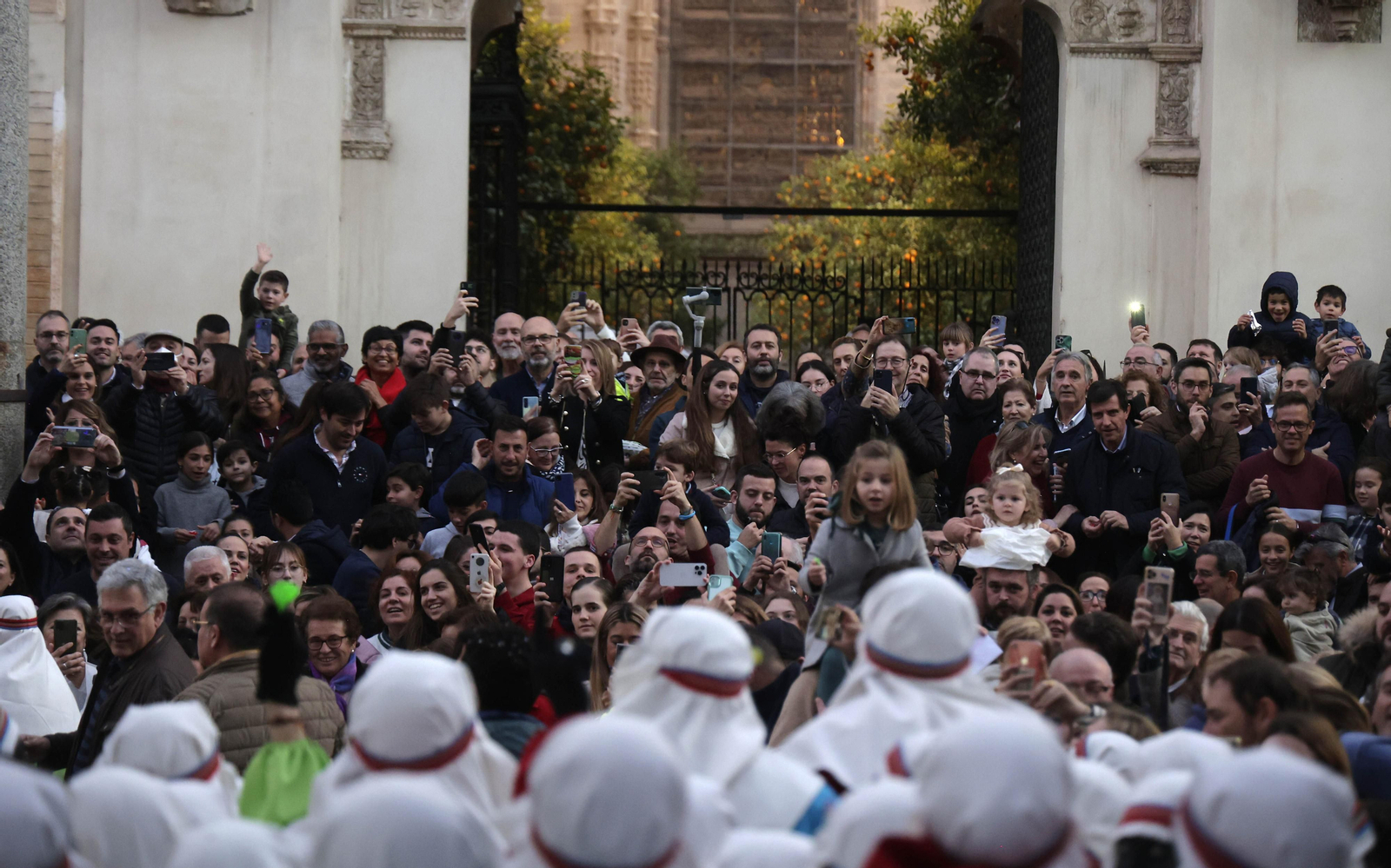 Las imágenes del Heraldo Real por las calles de Sevilla