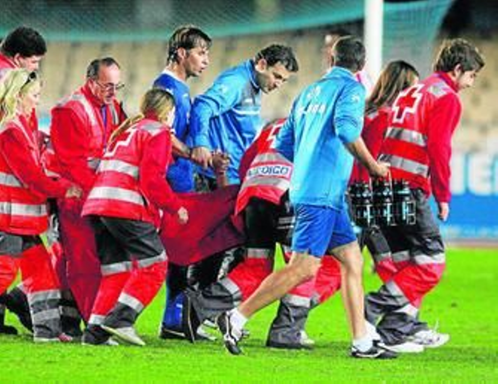Momento en que la Cruz Roja se lleva a Bruno Herrero del césped de Chapín, el pasado domingo.