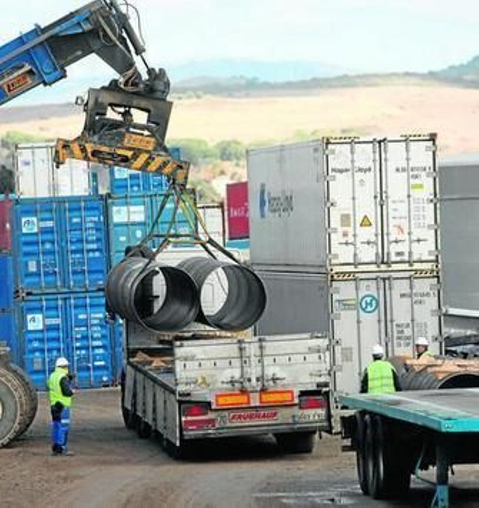 Operarios de SAM Algeciras manipulan mercancías en sus instalaciones.