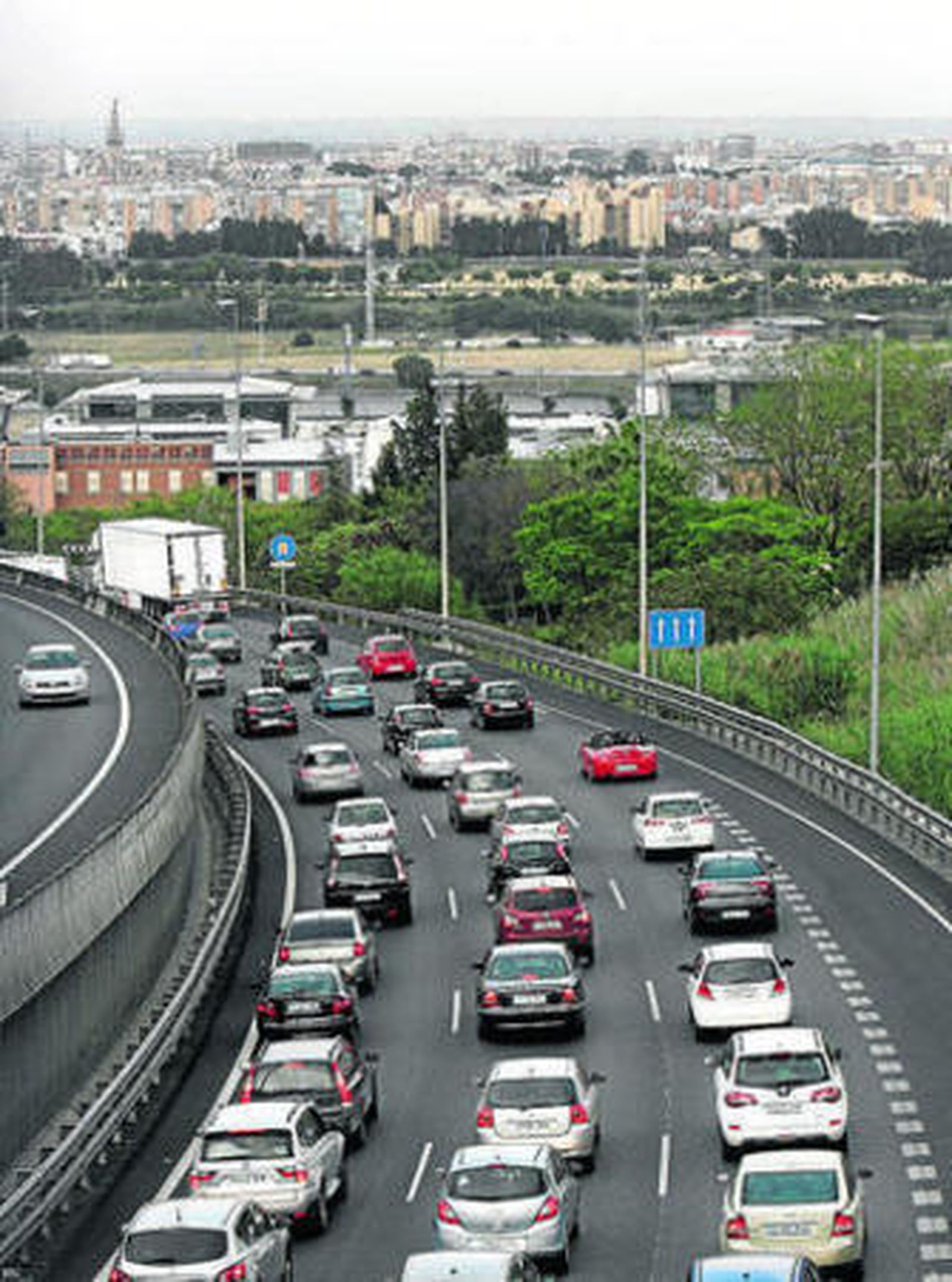 Acceso a Sevilla desde la autovía de Huelva.