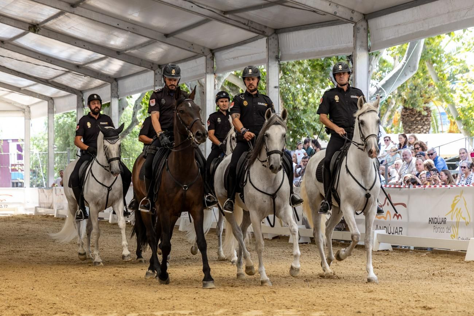 Anducab rinde homenaje a la unidad de caballería de la Policía Nacional