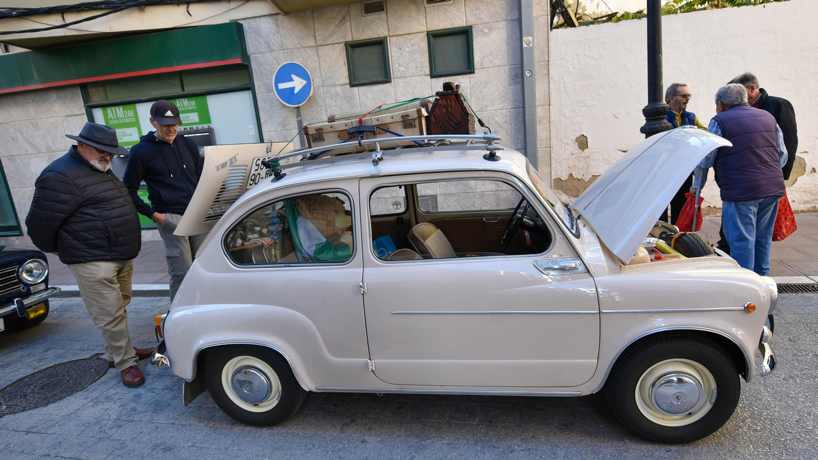 La exhibición de coches de antiguos en el centro de La Línea, en imágenes