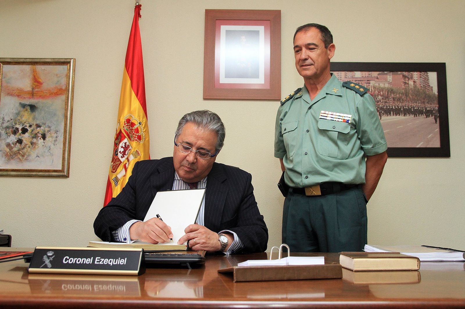 Juan Ignacio Zoido, ministro del Interior, presenta en la Comandancia de la Guardia Civil la nueva versión de AleryCops y el dispositivo del Rocío y posteriormente acude a la Diputación de Huelva para visitar la exposición sobre el terrorismo, en imágenes