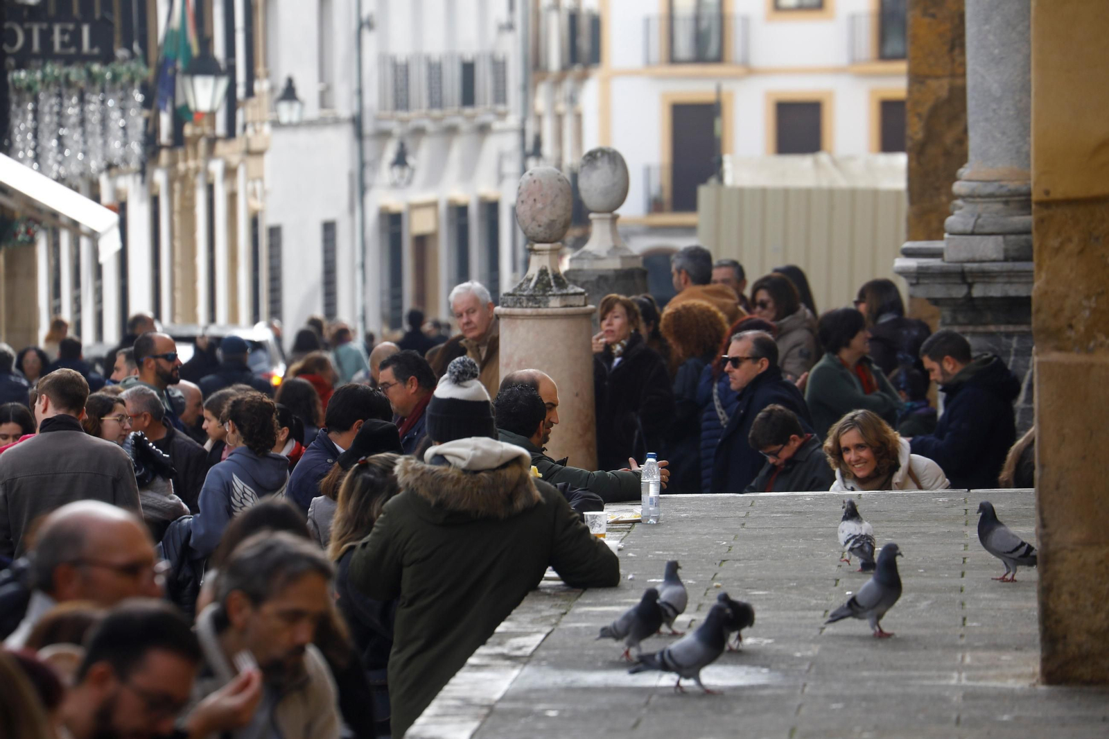 Los turistas 'toman' Córdoba en el puente de la Constitución