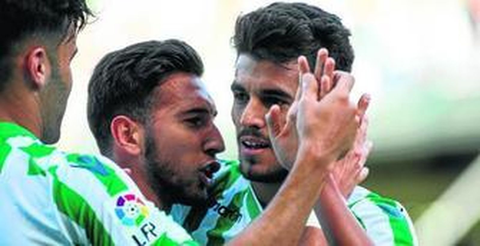 Dani Ceballos recibe la felicitación de su compañero Varela, tras marcar ante el Barcelona B.