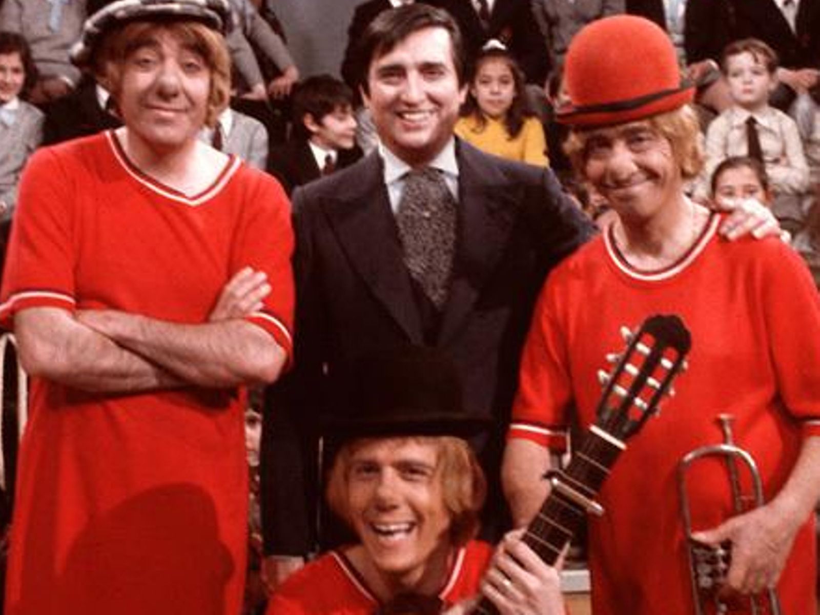 Miliki, Gaby, Fofó y Fofito agachado, en el plató de los Estudios Roma en 1974