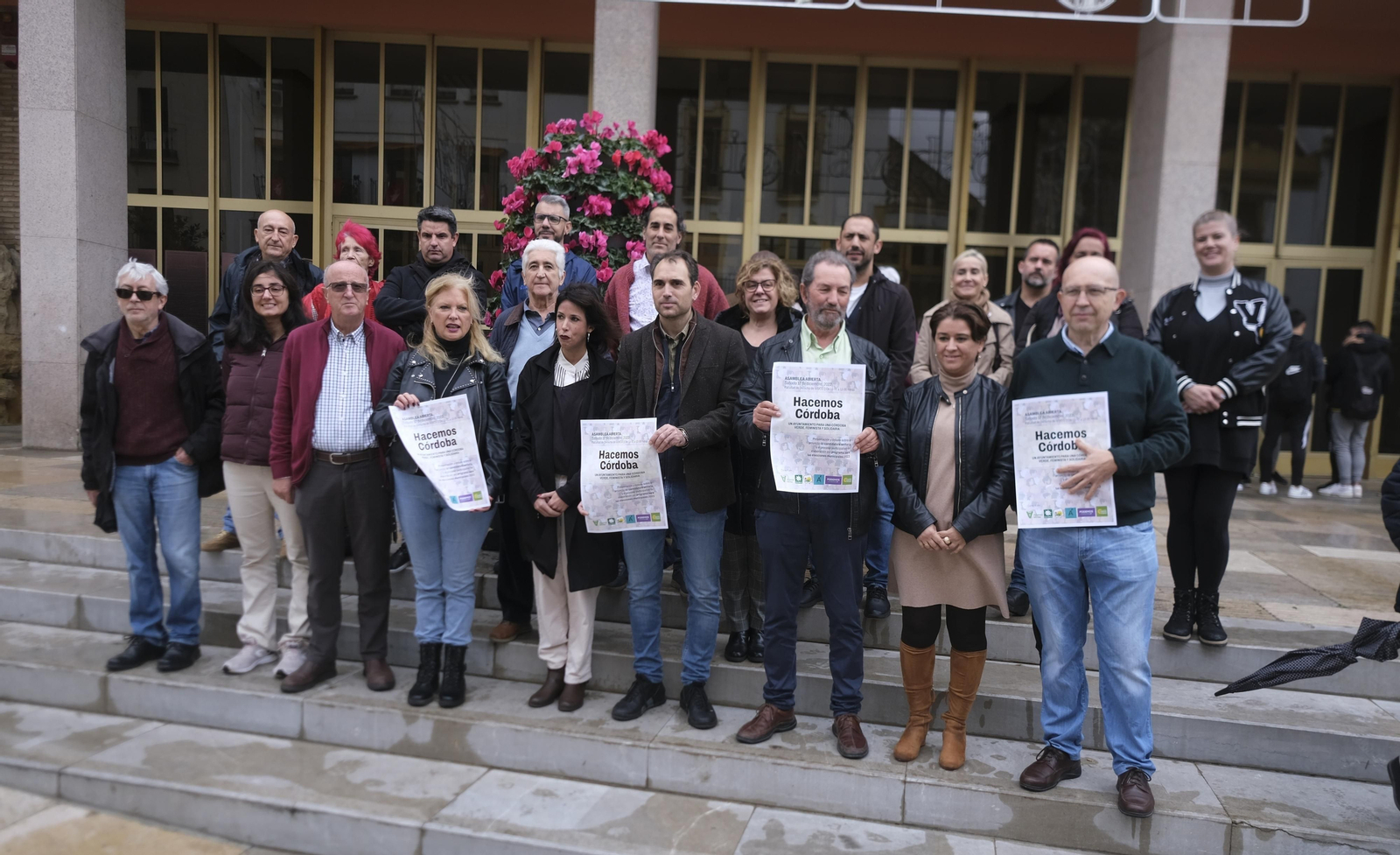 Foto de presentación de la confluencia Hacemos Córdoba a las puertas del Ayuntamiento.