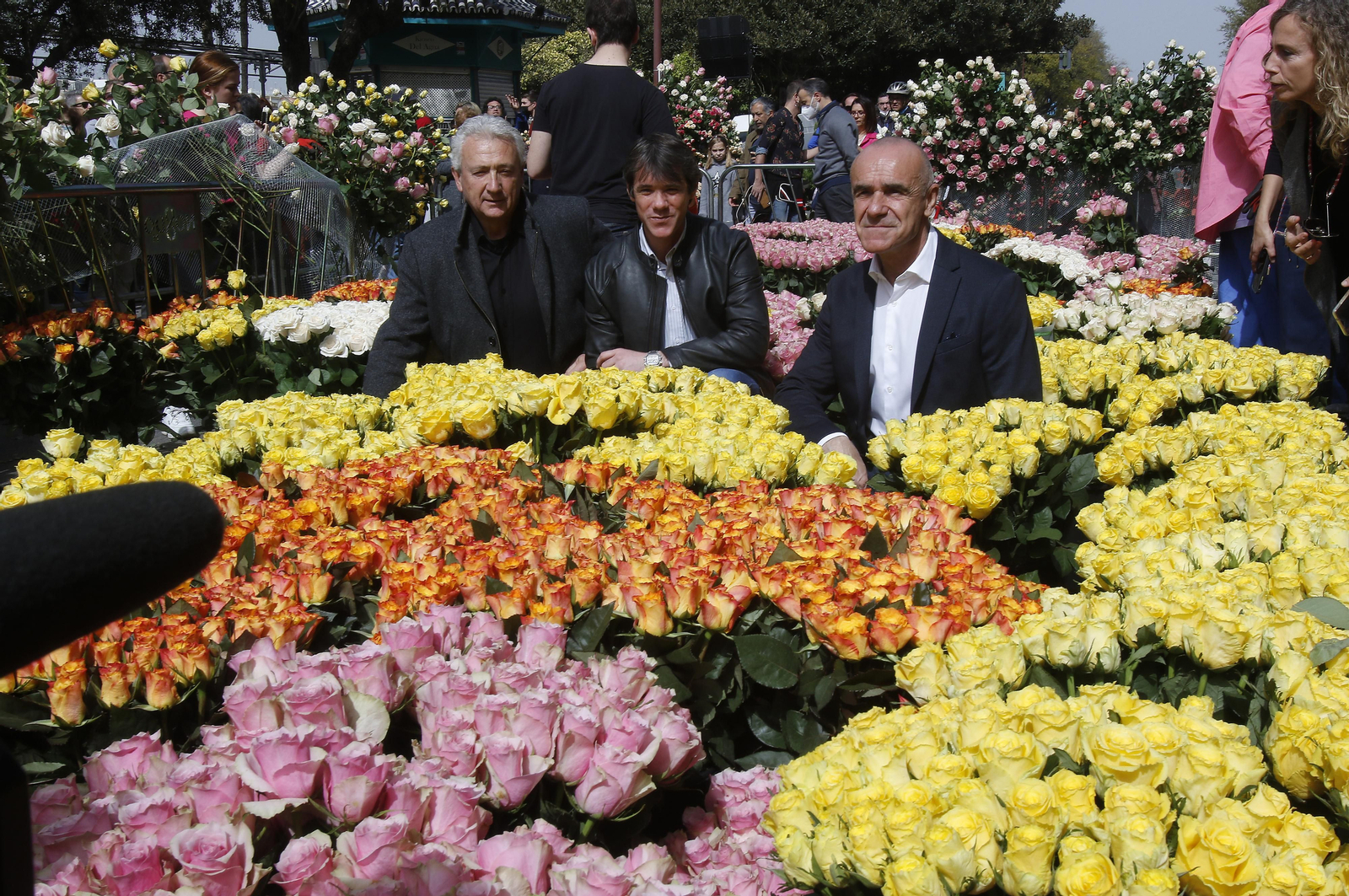 CORTE DEL PASEO COLON CON MERCADILLOS Y COLOCACION DE FLORES