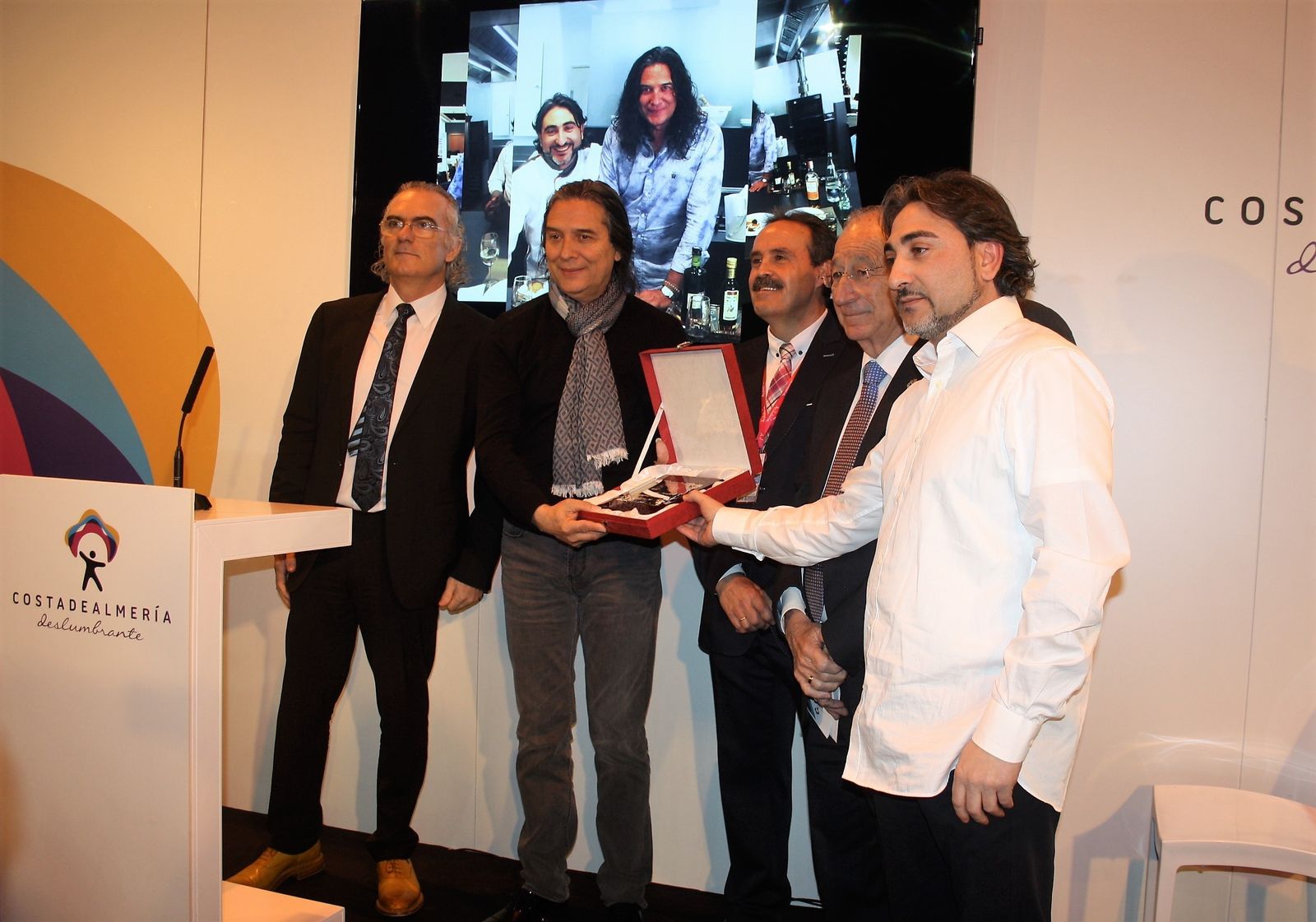 El guitarrista Tomatito recibe una placa por parte de Avenida Hotel Almería.