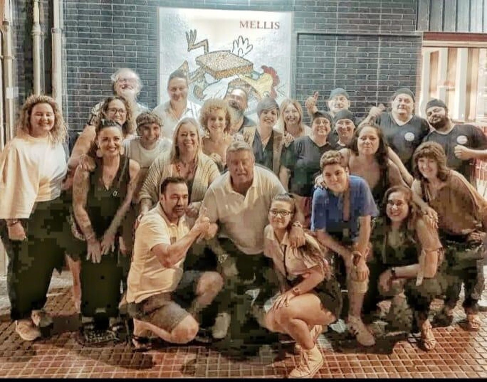 Los homenajeados Sebastián y Francisco Javier Aragón y Eva Payán con Mariá Jose Olmo, Encarna Córdoba, Carmen Grimaldi, Alfonso Sánchez, Gema Díaz, José Olmo, Eva Moreno, Milagros Leal, Eva Rizzo y Antonio Caracuel, entre otros, durante la despedida de la hamburguesería Mellis.