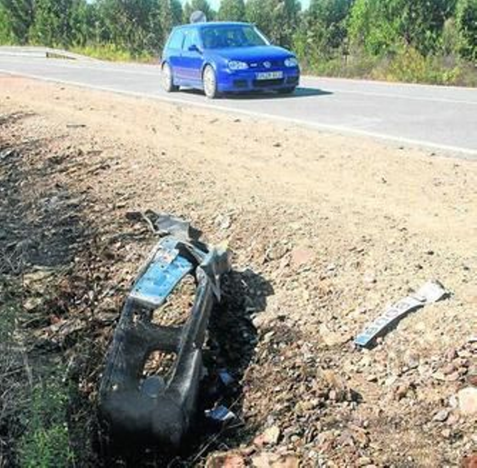Restos de coche siniestado en el lugar de la tragedia.