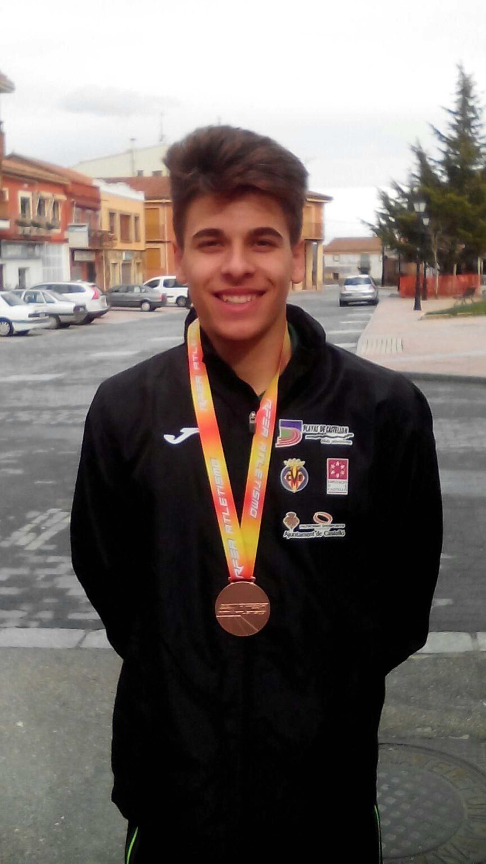 Raúl Camacho posa con la medalla de bronce conquistada en Orense.