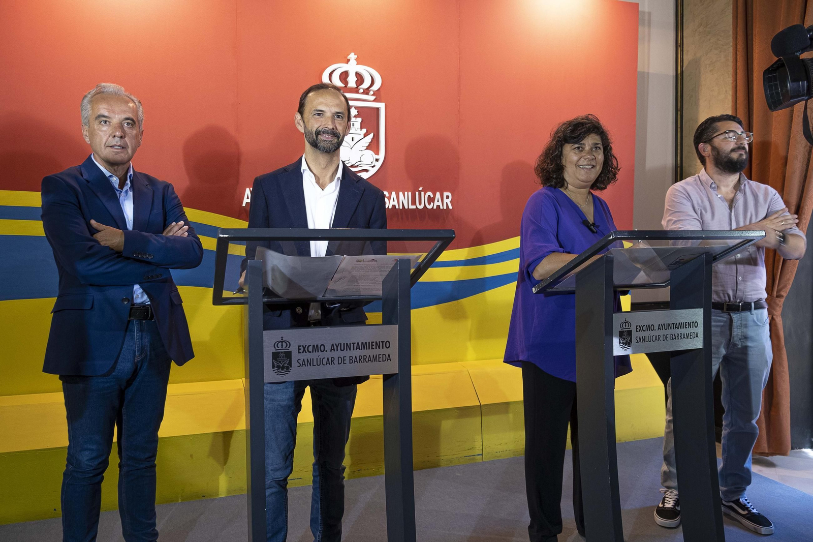 Víctor Mora (PSOE) y Carmen Álvarez (IU) firman el pacto de coalición para gobernar Sanlúcar en junio de 2023.
