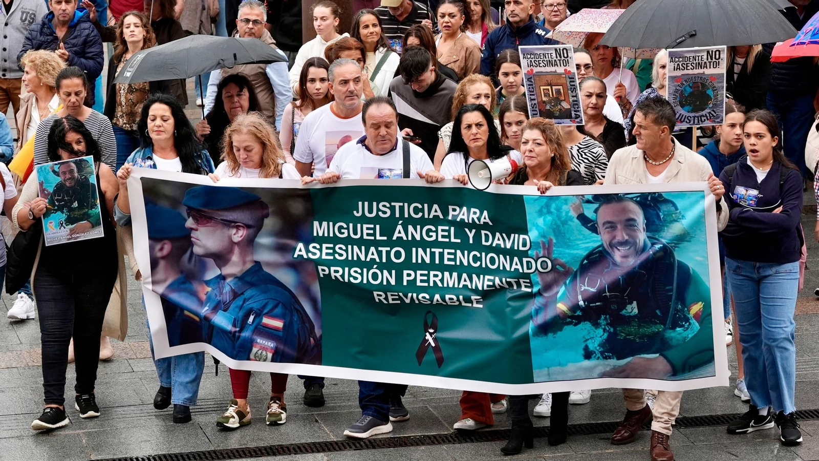 Familiares de los dos guardias civiles arrollados por un narcolancha en Barbate piden justicia para las víctimas.