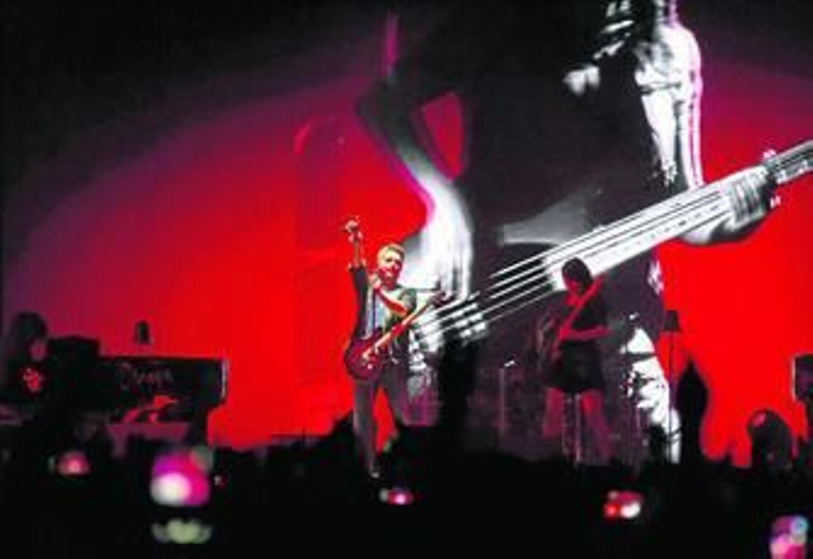 Un momento de la actuación ayer de Alejandro Sanz en La Cartuja.