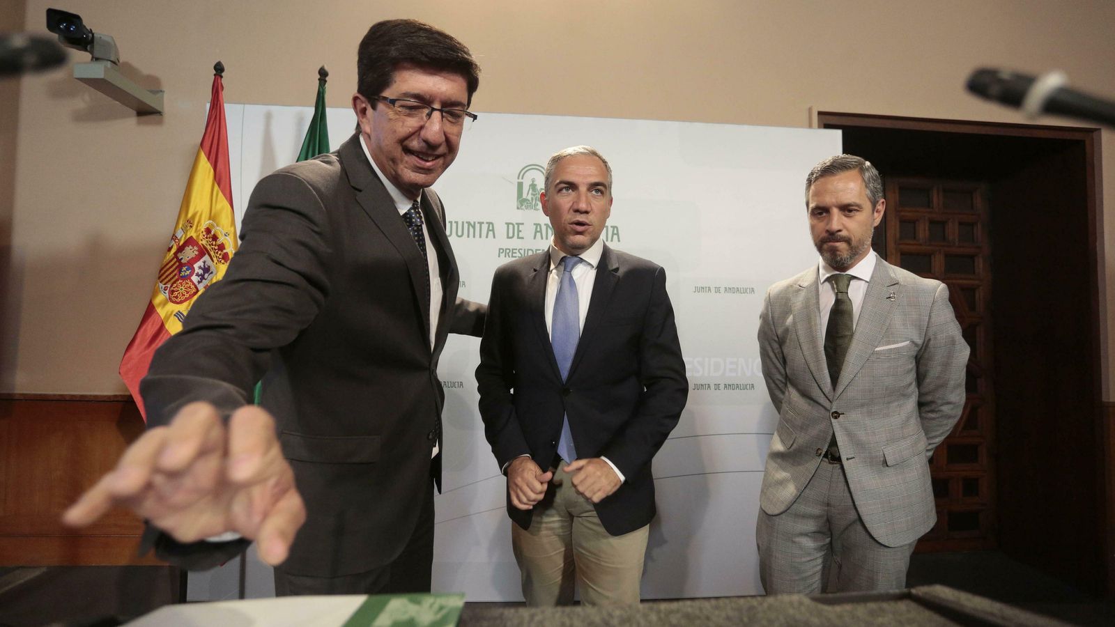 Juan Marín (i), Elías Bendodo y Juan Bravo en la presentación de los presupuestos de la Junta de Andalucía.