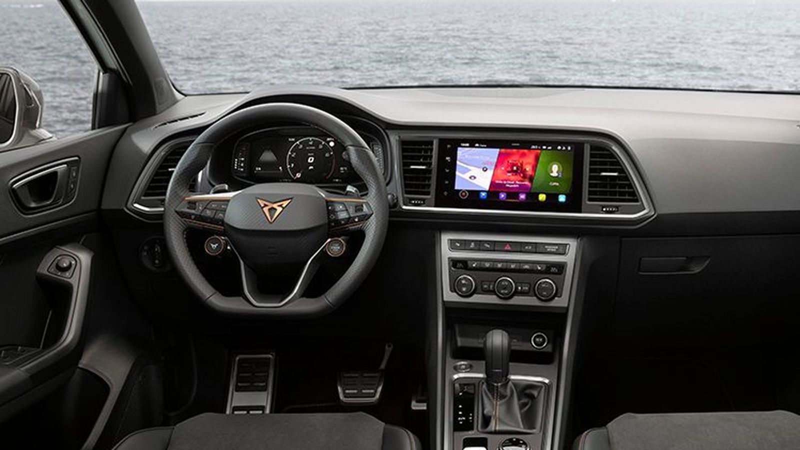 La pantalla central para el sistema de infoentretenimiento de 9,2" es una de las novedades de este Cupra Ateca.