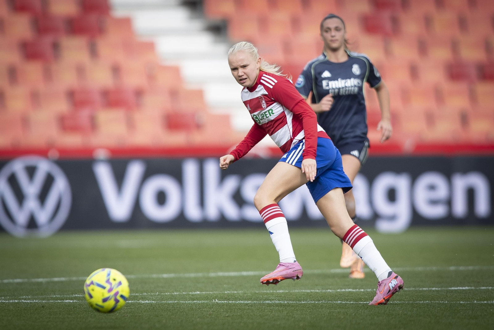 Un ataque del Granada en el partido ante el Real Madrid