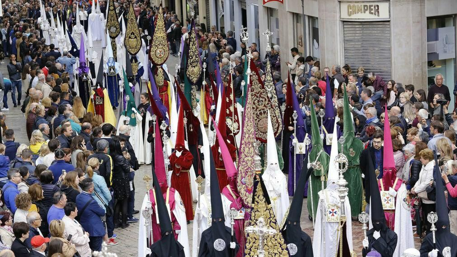 Nazarenos de las cofradías, en el cortejo del Resucitado.