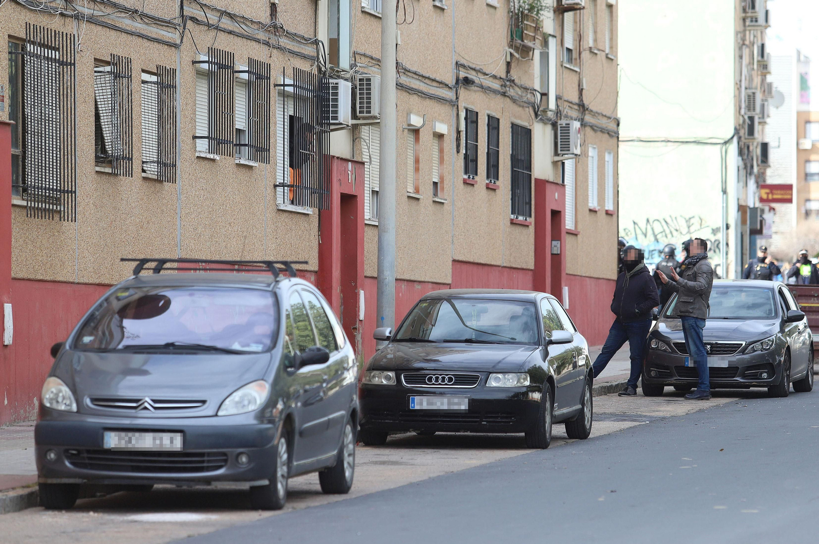 Imágenes del atrincherado que amenazaba con hacer estallar una bombona en el Torrejón, Huelva