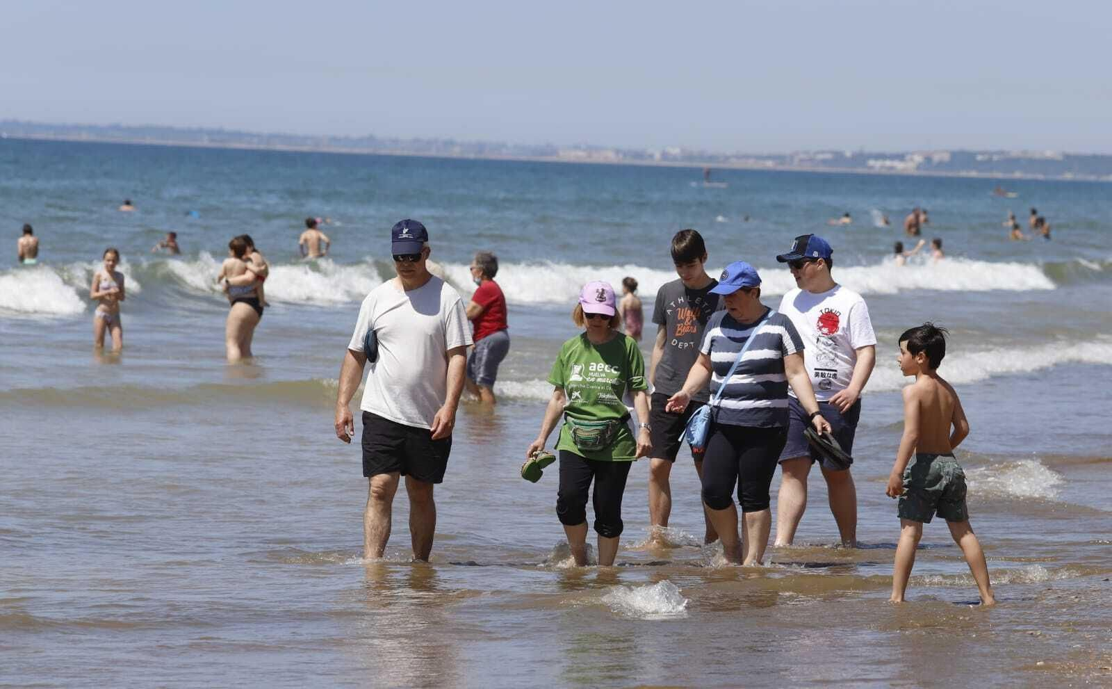 El sol llena las playas de Huelva