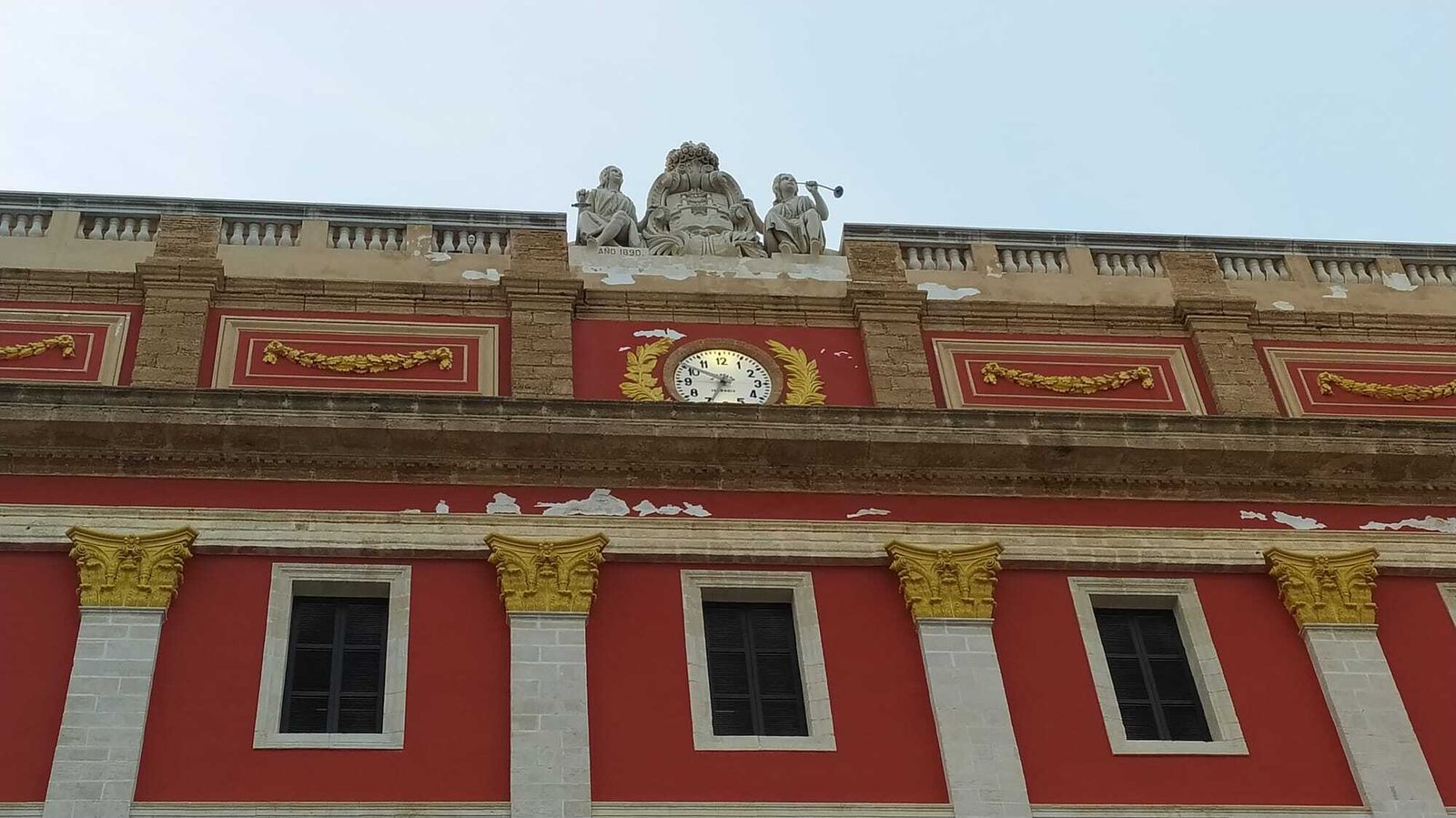 Desconchones en la fachada del Ayuntamiento de San Fernando.