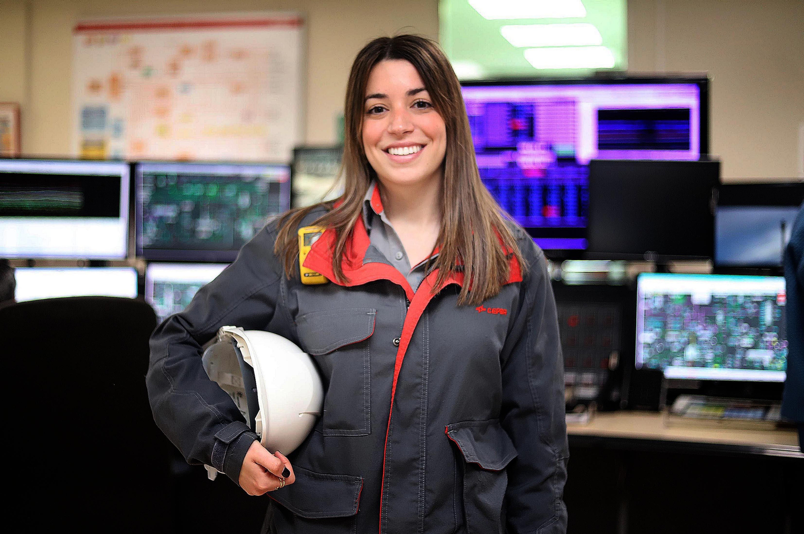 Cepsa fabrica combustible sostenible en el polo energético de La Rábida (Huelva) a partir de huesos de aceituna y otros residuos vegetales, en imágenes