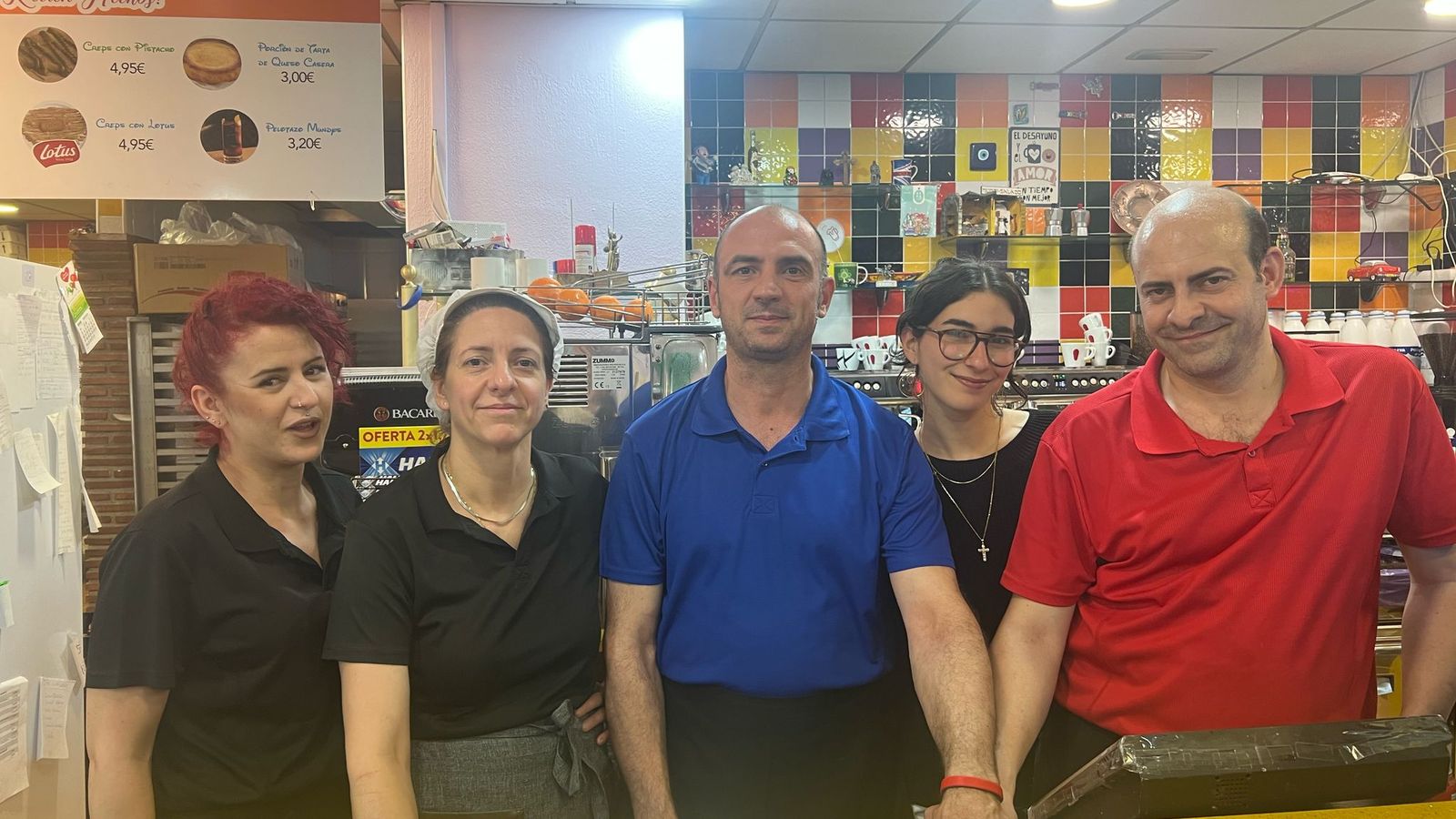 Juan Carlos y Salva González con parte de su equipo de trabajadores de la tarde.