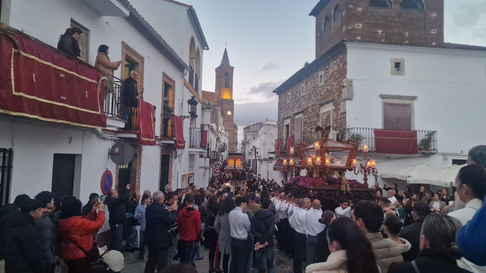 El Cristo Yacente y la Virgen de los Dolores al fondo, en Aroche