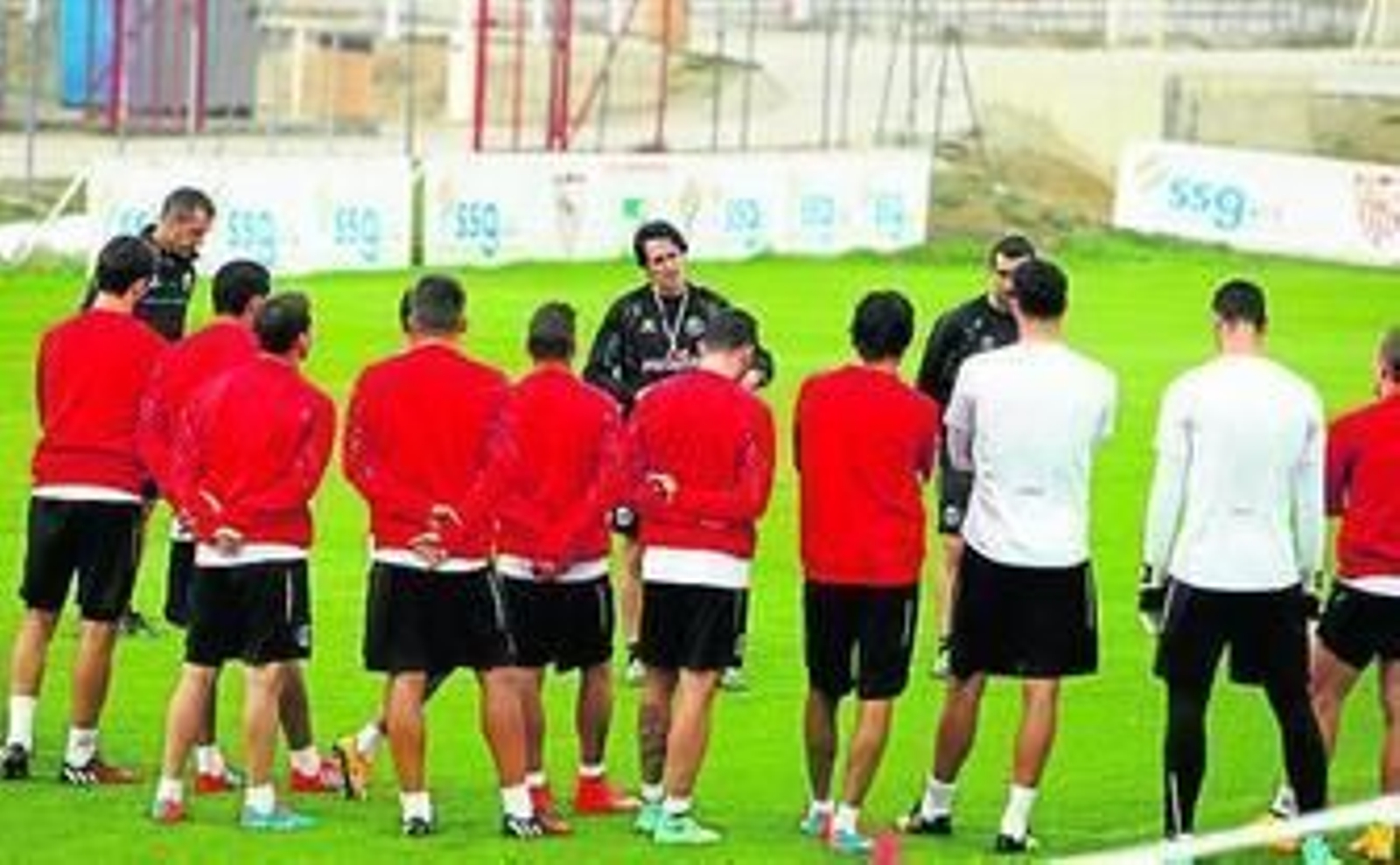 Imagen de Emery dirigiéndose a los suyos.