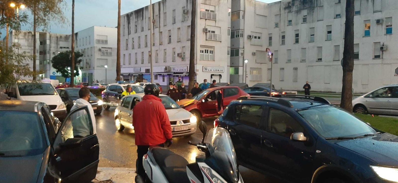 Policías ante el coche siniestrado la tarde de este viernes.